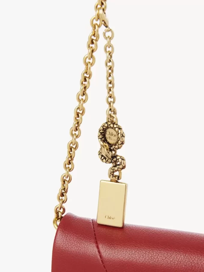 Chloé Spin Flap-Geldbörse mit Kette aus genarbtem Leder Chloé Spin Flap-Geldbörse mit Kette aus genarbtem Leder