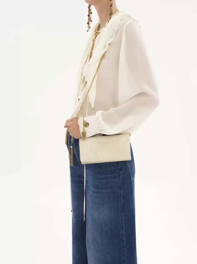 Chloé Spin Flap-Geldbörse mit Kette aus genarbtem Leder Chloé Spin Flap-Geldbörse mit Kette aus genarbtem Leder