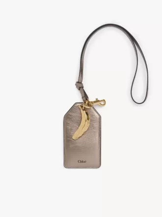 Chloé Symbols Bananenanhänger aus metallisiertem Leder