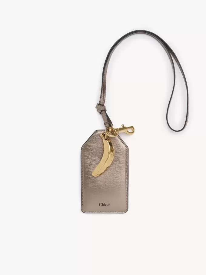 Chloé Symbols Bananenanhänger aus metallisiertem Leder Chloé Symbols Bananenanhänger aus metallisiertem Leder