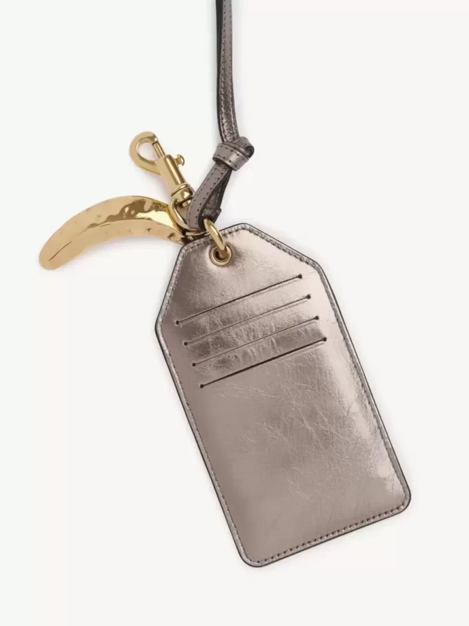 Chloé Symbols Bananenanhänger aus metallisiertem Leder Chloé Symbols Bananenanhänger aus metallisiertem Leder