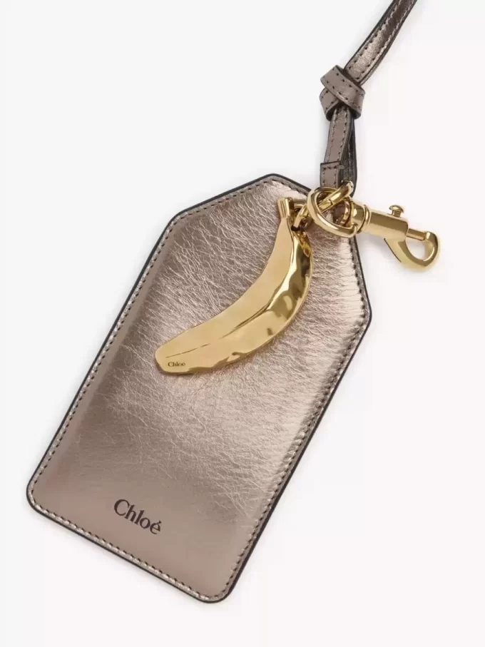 Chloé Symbols Bananenanhänger aus metallisiertem Leder Chloé Symbols Bananenanhänger aus metallisiertem Leder