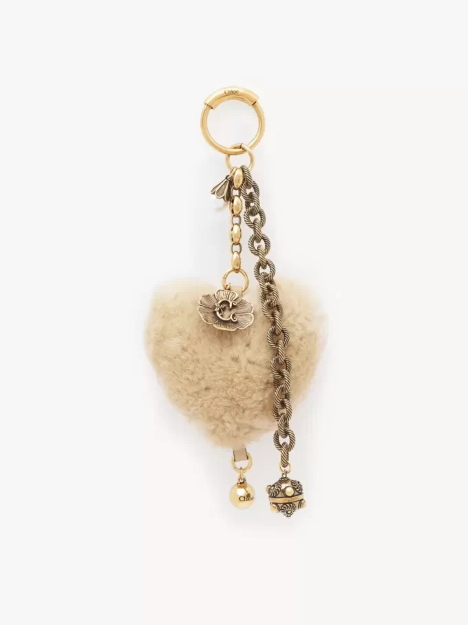 Chloé Symbols Heart Shearling Taschenanhänger aus Messing Chloé Symbols Heart Shearling Taschenanhänger aus Messing