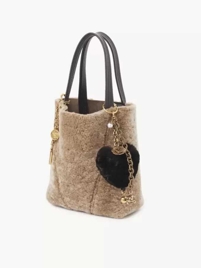 Chloé Symbols Heart Shearling Taschenanhänger aus Messing Chloé Symbols Heart Shearling Taschenanhänger aus Messing
