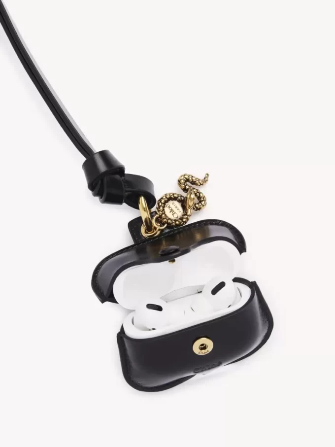 Chloé Symbols Snake Earpods-Etui aus genarbtem Leder Chloé Symbols Snake Earpods-Etui aus genarbtem Leder