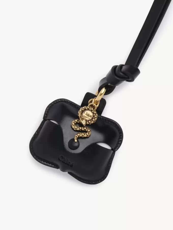 Chloé Symbols Snake Earpods-Etui aus genarbtem Leder Chloé Symbols Snake Earpods-Etui aus genarbtem Leder
