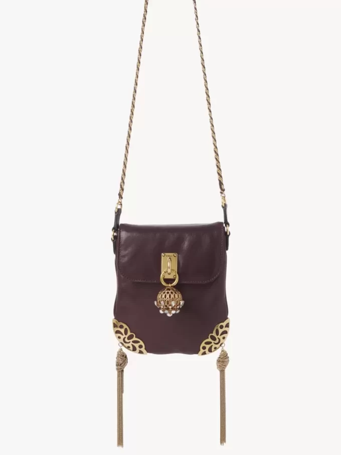 Château Treasures – Ketten-Flap-Tasche aus genarbtem Leder Château Treasures – Ketten-Flap-Tasche aus genarbtem Leder
