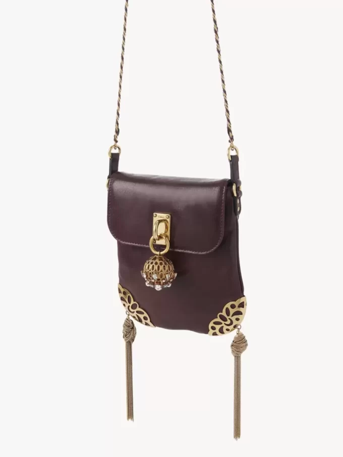 Château Treasures – Ketten-Flap-Tasche aus genarbtem Leder Château Treasures – Ketten-Flap-Tasche aus genarbtem Leder