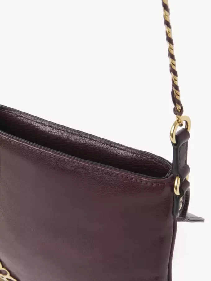 Château Treasures – Ketten-Flap-Tasche aus genarbtem Leder Château Treasures – Ketten-Flap-Tasche aus genarbtem Leder