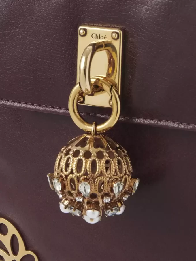 Château Treasures – Ketten-Flap-Tasche aus genarbtem Leder Château Treasures – Ketten-Flap-Tasche aus genarbtem Leder