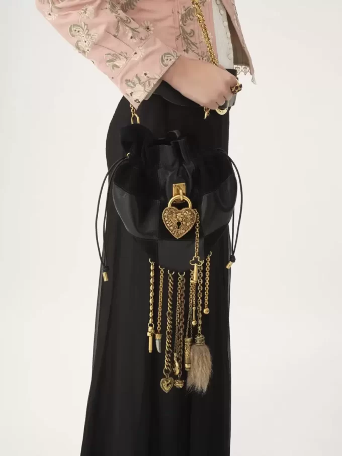 Château Treasures Umhängetasche aus genarbtem Leder und Wildleder Château Treasures Umhängetasche aus genarbtem Leder und Wildleder