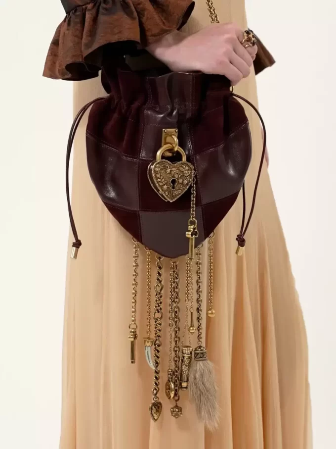 Château Treasures Umhängetasche aus genarbtem Leder und Wildleder Château Treasures Umhängetasche aus genarbtem Leder und Wildleder