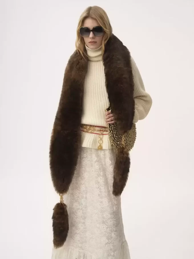 Der Chloé Chain Tails Schal aus Lammfell Der Chloé Chain Tails Schal aus Lammfell