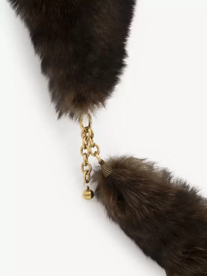 Der Chloé Chain Tails Schal aus Lammfell Der Chloé Chain Tails Schal aus Lammfell