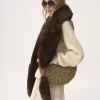 Der Chloé Chain Tails Schal aus Lammfell Der Chloé Chain Tails Schal aus Lammfell