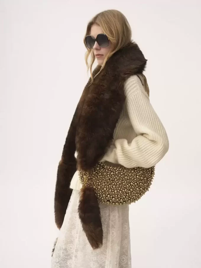 Der Chloé Chain Tails Schal aus Lammfell Der Chloé Chain Tails Schal aus Lammfell