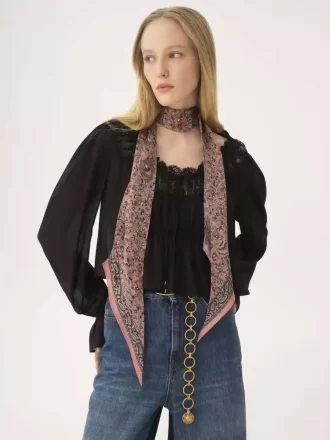 Der Chloé Paisley Bandeau-Schal aus Seidencharmeuse