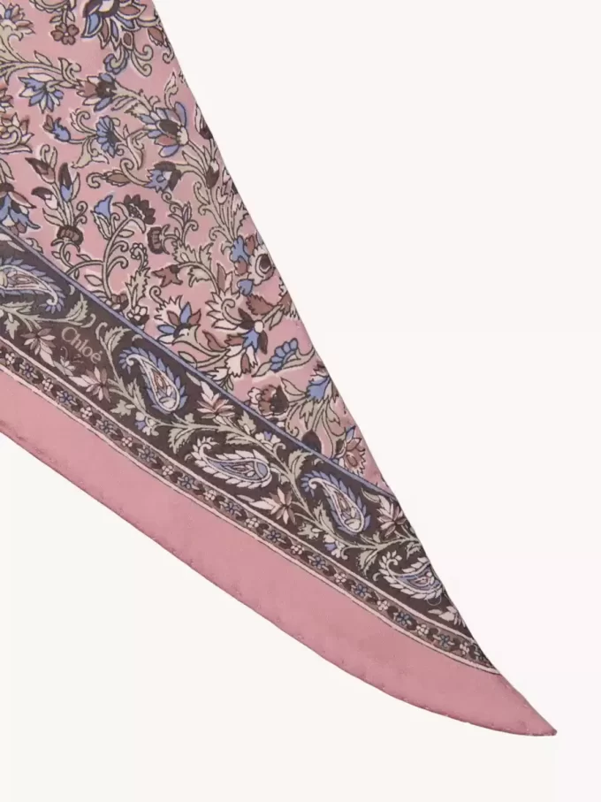 Der Chloé Paisley Bandeau-Schal aus Seidencharmeuse Der Chloé Paisley Bandeau-Schal aus Seidencharmeuse