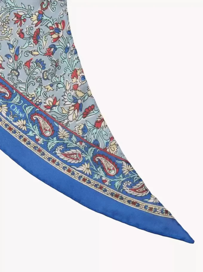 Der Chloé Paisley Bandeau-Schal aus Seidencharmeuse Der Chloé Paisley Bandeau-Schal aus Seidencharmeuse