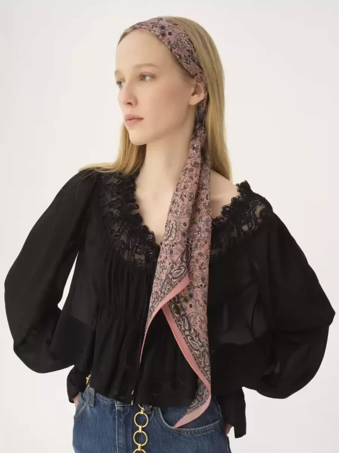 Der Chloé Paisley Bandeau-Schal aus Seidencharmeuse Der Chloé Paisley Bandeau-Schal aus Seidencharmeuse