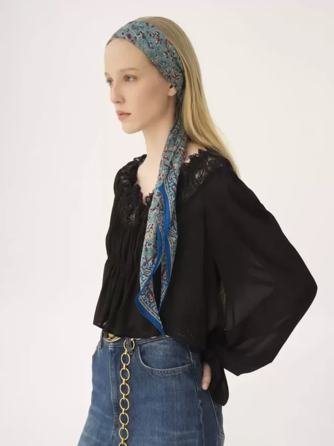 Der Chloé Paisley Bandeau-Schal aus Seidencharmeuse Der Chloé Paisley Bandeau-Schal aus Seidencharmeuse