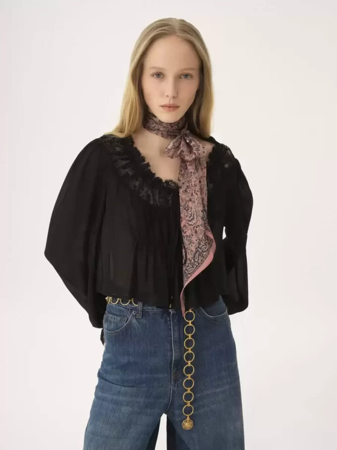 Der Chloé Paisley Bandeau-Schal aus Seidencharmeuse Der Chloé Paisley Bandeau-Schal aus Seidencharmeuse