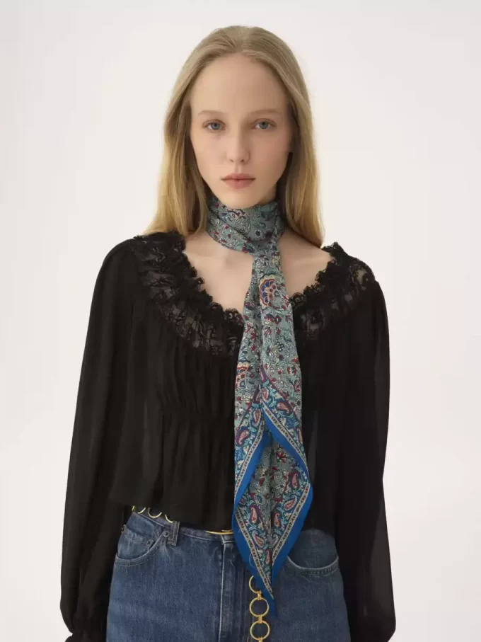 Der Chloé Paisley Bandeau-Schal aus Seidencharmeuse Der Chloé Paisley Bandeau-Schal aus Seidencharmeuse