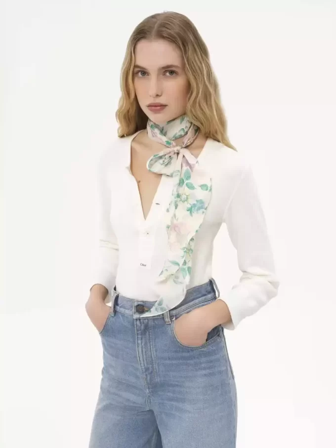 Der Chloé Peonies Bandeau-Schal aus Seidencharmeuse Der Chloé Peonies Bandeau-Schal aus Seidencharmeuse
