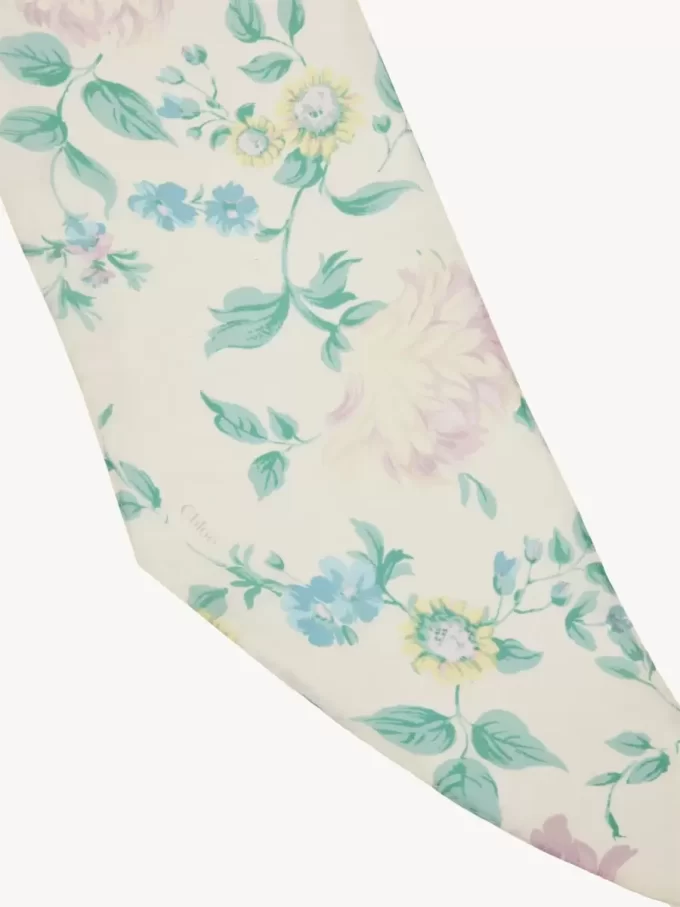 Der Chloé Peonies Bandeau-Schal aus Seidencharmeuse Der Chloé Peonies Bandeau-Schal aus Seidencharmeuse