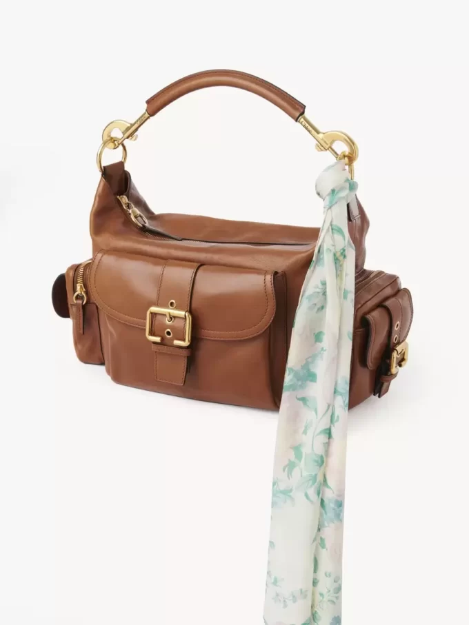 Der Chloé Peonies Bandeau-Schal aus Seidencharmeuse Der Chloé Peonies Bandeau-Schal aus Seidencharmeuse