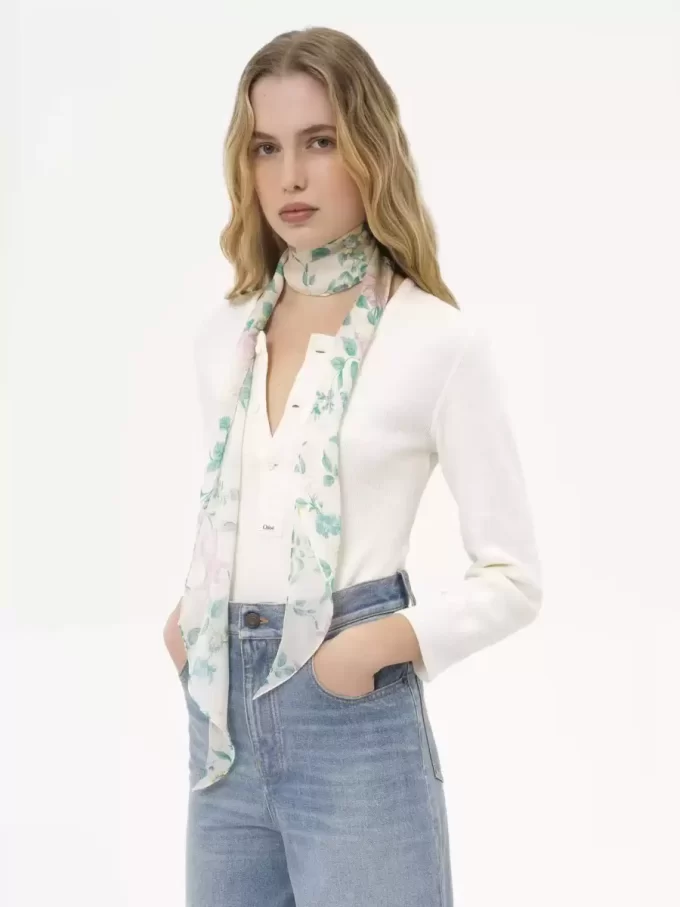Der Chloé Peonies Bandeau-Schal aus Seidencharmeuse Der Chloé Peonies Bandeau-Schal aus Seidencharmeuse
