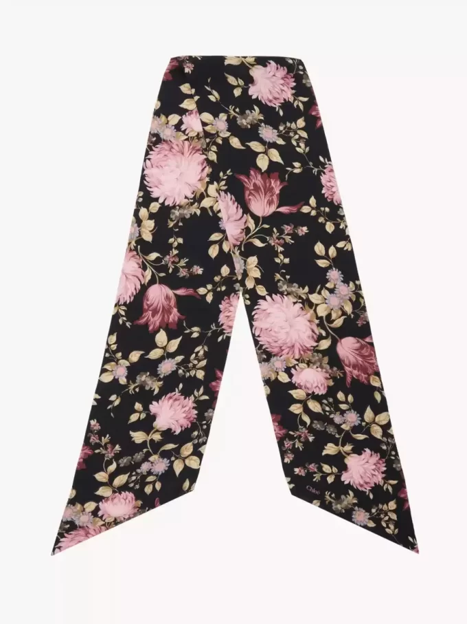 Der Chloé Peonies breiter Bandeau-Schal aus Seidencharmeuse Der Chloé Peonies breiter Bandeau-Schal aus Seidencharmeuse