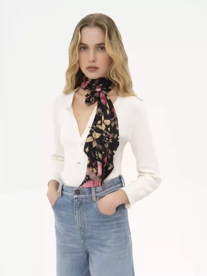 Der Chloé Peonies breiter Bandeau-Schal aus Seidencharmeuse Der Chloé Peonies breiter Bandeau-Schal aus Seidencharmeuse