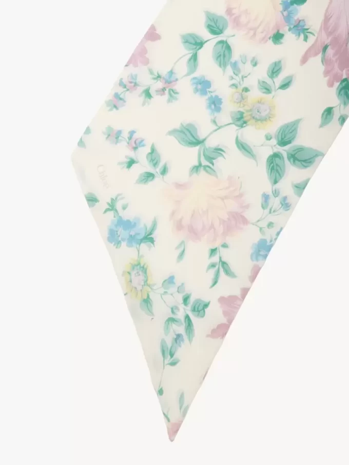 Der Chloé Peonies breiter Bandeau-Schal aus Seidencharmeuse Der Chloé Peonies breiter Bandeau-Schal aus Seidencharmeuse