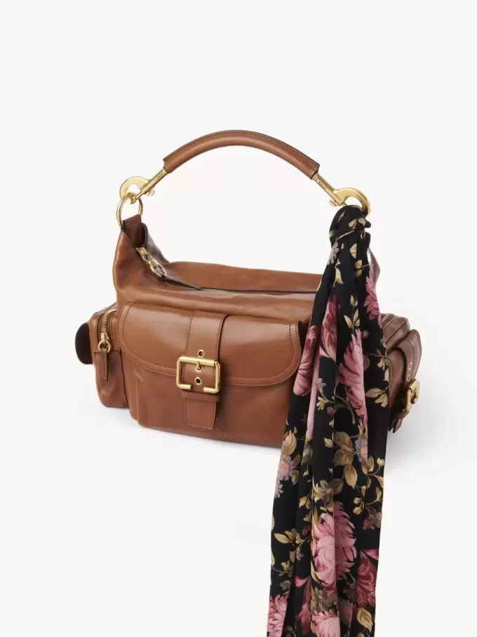 Der Chloé Peonies breiter Bandeau-Schal aus Seidencharmeuse Der Chloé Peonies breiter Bandeau-Schal aus Seidencharmeuse