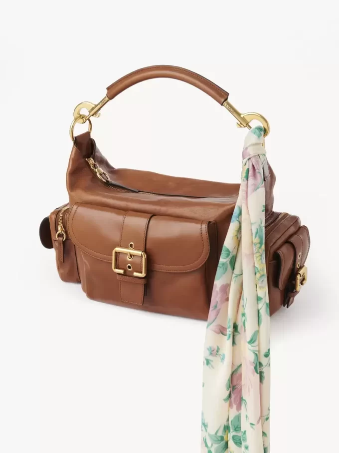 Der Chloé Peonies breiter Bandeau-Schal aus Seidencharmeuse Der Chloé Peonies breiter Bandeau-Schal aus Seidencharmeuse