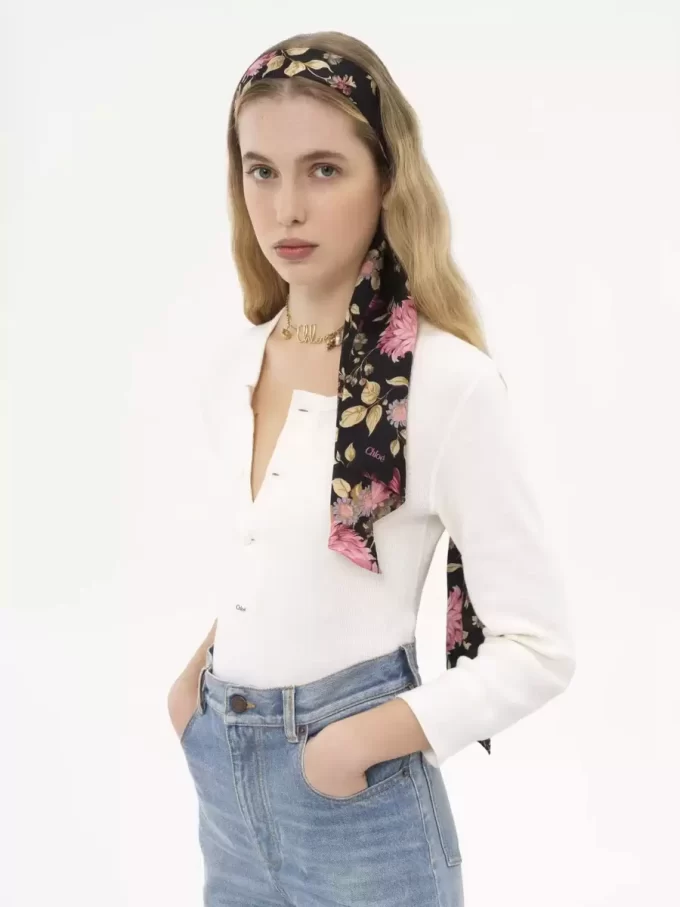 Der Chloé Peonies breiter Bandeau-Schal aus Seidencharmeuse Der Chloé Peonies breiter Bandeau-Schal aus Seidencharmeuse
