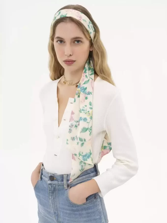 Der Chloé Peonies breiter Bandeau-Schal aus Seidencharmeuse Der Chloé Peonies breiter Bandeau-Schal aus Seidencharmeuse