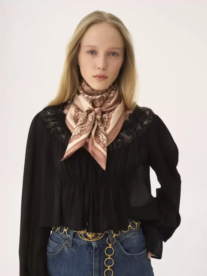 Der quadratische Chloé Paisley-Schal aus Seidentwill Der quadratische Chloé Paisley-Schal aus Seidentwill