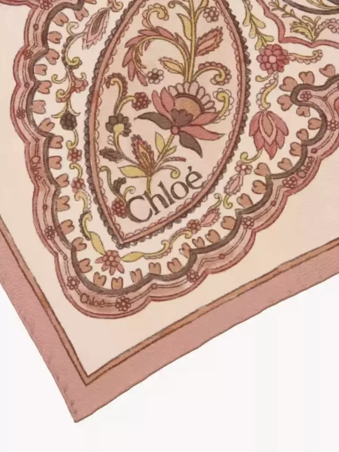Der quadratische Chloé Paisley-Schal aus Seidentwill Der quadratische Chloé Paisley-Schal aus Seidentwill