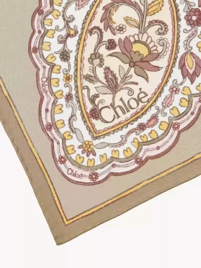 Der quadratische Chloé Paisley-Schal aus Seidentwill Der quadratische Chloé Paisley-Schal aus Seidentwill