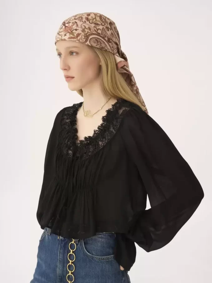 Der quadratische Chloé Paisley-Schal aus Seidentwill Der quadratische Chloé Paisley-Schal aus Seidentwill