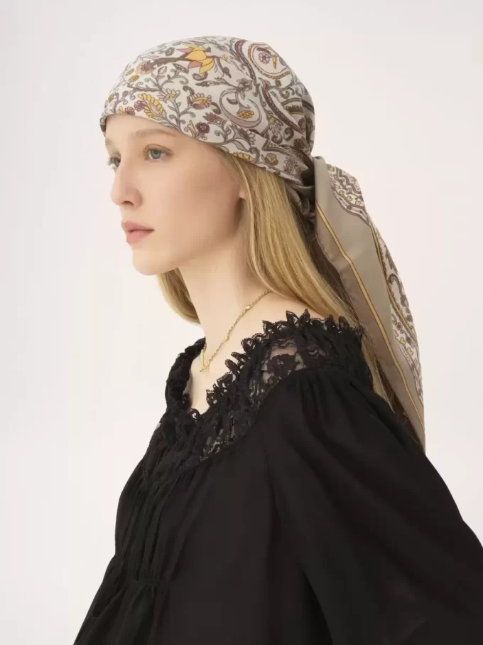 Der quadratische Chloé Paisley-Schal aus Seidentwill Der quadratische Chloé Paisley-Schal aus Seidentwill