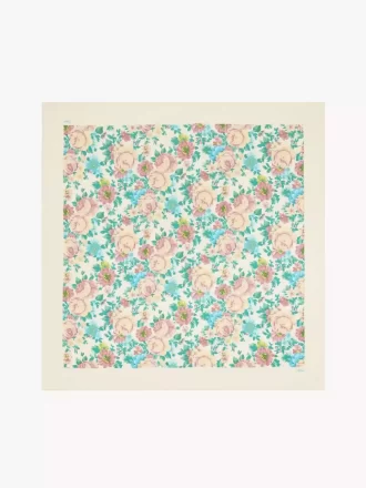 Der quadratische Schal „Chloé Peonies“ aus Seidentwill