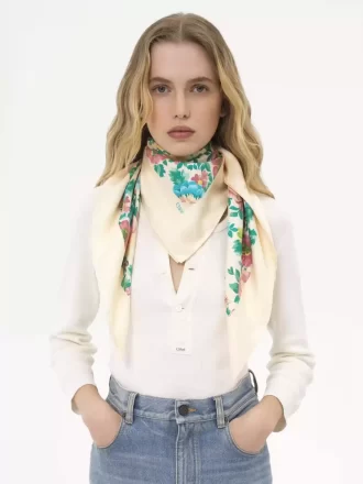 Der quadratische Schal „Chloé Peonies“ aus Seidentwill