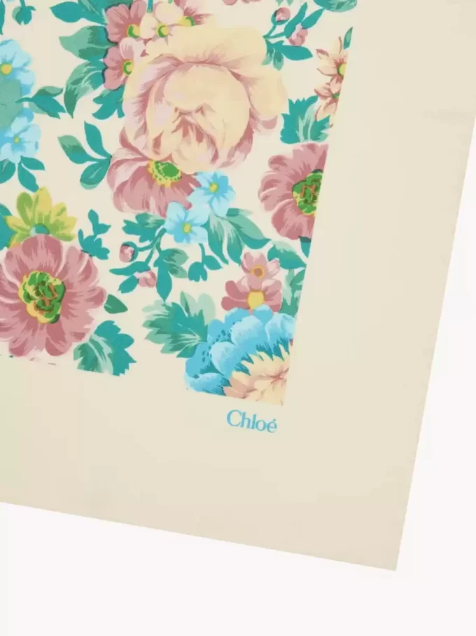 Der quadratische Schal „Chloé Peonies“ aus Seidentwill