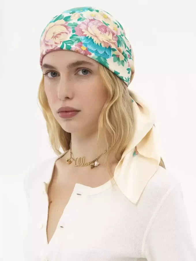 Der quadratische Schal „Chloé Peonies“ aus Seidentwill