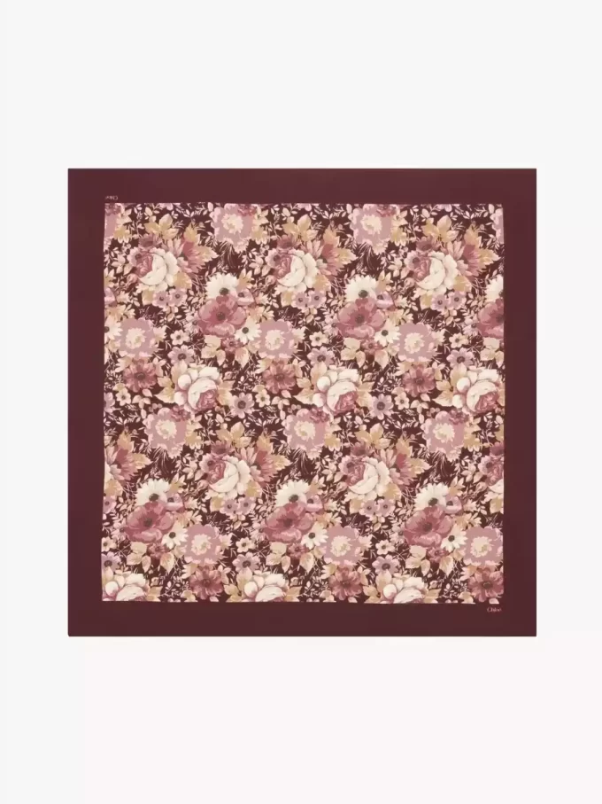 Der quadratische Schal „Chloé Roses“ aus Seidentwill