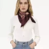 Der quadratische Schal „Chloé Roses“ aus Seidentwill