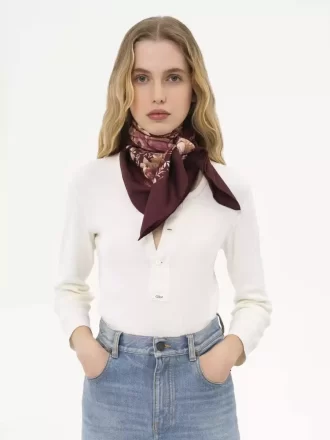 Der quadratische Schal „Chloé Roses“ aus Seidentwill